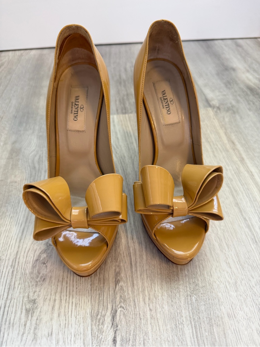 Valentino - Bow Peep-Toe Pumps in Camel/Nude Patent - size 37